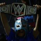 Los niños fueron los que más disfrutaron durante la noche de lucha libre.