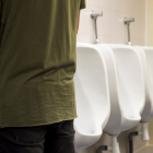 Hombres y mujeres deberían orinar sentados, según explica un experto.
