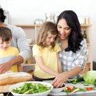 Especialistas recomiendan involucrar a los niños en la preparación de los alimentos para mejorar la alimentación familiar.