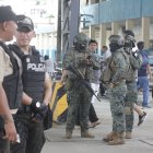 Personal policial y militar resguardan los recintos electorales.