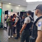 Los agentes revisaban a los votantes antes del ingreso a los recintos electorales.