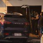 El carro que se impactó contra el domicilio luego fue retirado por una grúa. En el sitio, agentes policiales recabaron más datos del hecho.