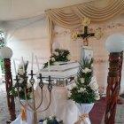 El velorio se realiza en la casa de la familia, en medio del dolor.