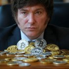 Javier Milei fue acusado por estada tras promover una criptomoneda que dejó en quiebra a al menos 40 mil personas.