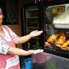 A partir de las 08:00 ya tiene listos los ingredientes para el caldo de manguera y encebollados.