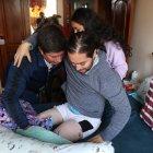 El hermano y la sobrina de Diego lo ayudan para llevarlo a las terapias.