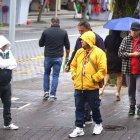 En Quito hay personas que se arropan más de lo habitual.