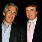 Jeffrey Epstein junto a Donald Trump, en una reunión en Palm Beach (Florida), en 1997.