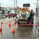 Personal de Interagua en la limpieza de alcantarillas para eliminar temporalmente las inundaciones.