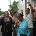 Ciudadanos que pertenecen a la misma iglesia cristiana que Anita, ayer se reunieron para orar para que ella regrese con los suyos a salvo.