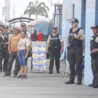 Los agentes realizan vigilancia y patrullajes en sectores estratégicos, como el terminal terrestre, así como en áreas conflictivas.