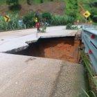 Socavones y derrumbes han afectado a varios cantones de Loja.
