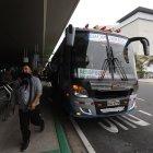 Los buses que van desde las terminales terrestres entran hasta las instalaciones del aeropuerto. Los usuarios esperan de manera segura.