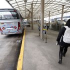 El paso hacia los andenes tiene algunos cierres con cintas amarillas en la terminal de Carcelén.