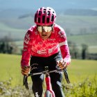 Richard Carapaz está entre los favoritos de la Strade Bianche, donde contará con una bicicleta moderna y personalizada.