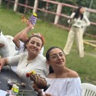 Cada participante es libre de pintar el corazón de cerámica a su gusto.