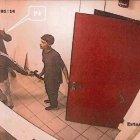 Las cámaras de seguridad captaron a los sospechosos mientras iban de un lado a otro.