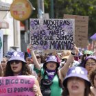 Muchas mujeres llevaron pancartas con mensajes de protesta.