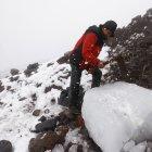 Con un pico, Juan Ushca le da forma al bloque de unas 60 libras que sacó del volcán.