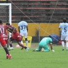 El golero Johan Lara (c) se lamenta tras el fallo en el gol del Ponchito.