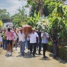 Una multitud de personas acudieron al sepelio realizado este lunes en la Isla de Bejucal.