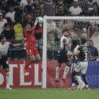 osé David Contreras (c) de Barcelona controla un balón en el partido de la tercera ronda de la Copa Libertadores entre Corinthians y Barcelona en el estadio Neo Química Arena en Sao Paulo (Brasil)