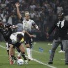 Ángel Romero (c) de Corinthians disputa el balón con Aníbal Chalá (i) de Barcelona en un partido de la tercera ronda de la Copa Libertadores.