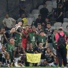 Barcelona SC festejando en el Neo Química de Sao Paulo.