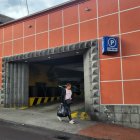 Este es el ingreso del estacionamiento Cadisan, en la calle Mejía, del Centro Histórico de Quito.