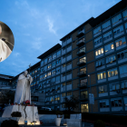 El Papa Francisco recibe atención médica en el Hospital Gemelli de Roma, un centro de salud histórico para los pontífices.