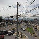 Este es el panorama que enfrenta Cumbayá, donde cientos de cables invaden esta zona del valle.