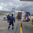 El bus iba en la ruta Ibarra - San Pablo. El hecho ocurrió al interior de una gasolinera de Carabuela, Otavalo.
