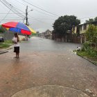 Iván Pluas debe caminar a ‘ciegas’, por la cantidad de agua, hasta llegar a su residencia en la calle más ‘jodida’.