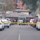 Una mujer estaba dentro de un carro blanco cuando fue acribillada.