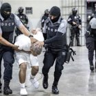 Nayib Bukele recibe a 238 deportados desde EE.UU. y los confina en la megacárcel CECOT.