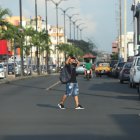 Ciudadanos se protegían del calor en Guayaquil.