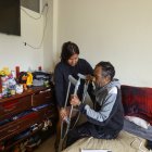 El afectado no puede caminar por su cuenta y necesita de la ayuda de sus familiares para movilizarse.