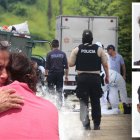 Cecilia Soriano recibe el consuelo de una de sus hijas, tras confirmar que uno de los desmembrados era su hijo, Lainer Herrera.