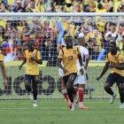 Enner Valencia (c) celebró su gol junto al resto de sus compañeros en el partido de Ecuador ante Venezuela