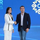 El momento del saludo para el debate de Daniel Noboa y Luisa González, la tensión creció luego.