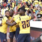 Pedro Vite (i) en la celebración de uno de los goles de la Tri.