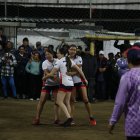 Karen Fraga, Estela Flores y Viviana Chamba celebran tras conseguir un punto durante el juego.