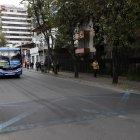 En la calzada son evidentes las marcas de las bruscas frenadas.