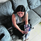 Roxana Ramos contempla una de las últimas fotografías que se tomó junto a su hijo.