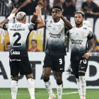 Félix Torres (c) anotó un gol para Corinthians en el duelo ante Barcelona, por la fase 3 de Copa Libertadores