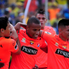 Ely Esterilla (c) junto a Matías Oyola (i) y Wacho Vera en la celebración de su gol con Barcelona SC