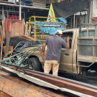 La ferretería quedó destruida tras la explosión. Láminas de zinc y vidrios destrozados reflejan la magnitud del ataque.