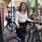 La ciclista de 31 años mostró feliz la bicicleta que llevará con su nuevo equipo: el  guatemalteco Macizo Banrural.
