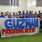 La foto de los jugadores de Emelec con la leyenda Guzmán presidente.