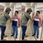 El video de 28 segundos se viralizó en redes sociales. En la grabación aparecen los dos funcionarios.